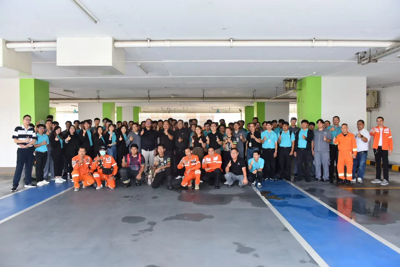 ทีมงาน XUAN BKK และลูกค้าถ่ายภาพร่วมกันหน้างานติดตั้งระบบดับเพลิงอัตโนมัติ EV ที่ LPN