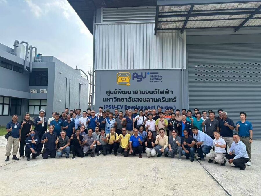 ผู้เข้าอบรมถ่ายภาพหมู่ที่ศูนย์ PSU-EV Development Center